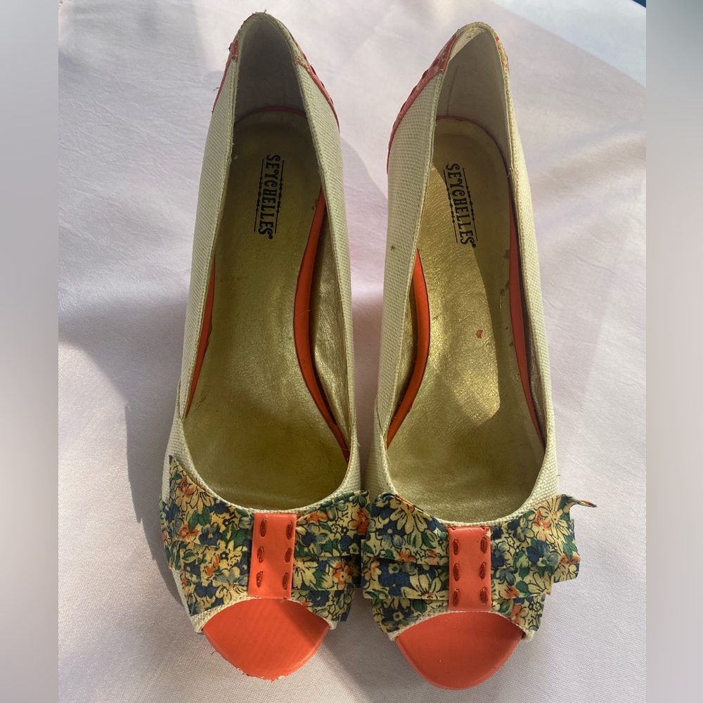 Seychelles Peep Toe Heels with Floral Bow - Size 8 - Picture 2 of 12